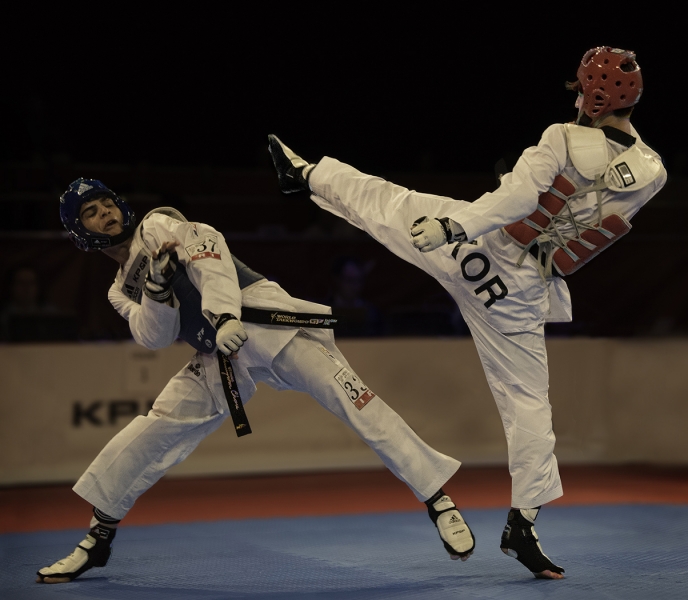 High_kick_-_Taekwondo